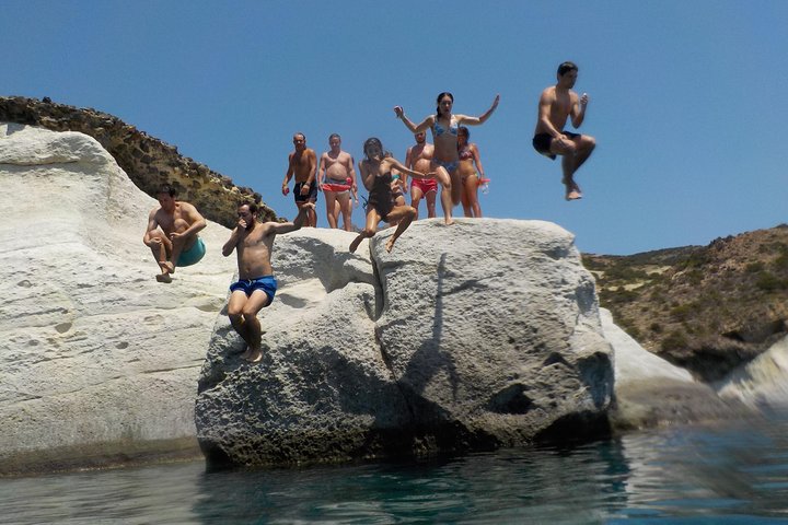 Seiltur for små grupper på Milos, Hellas, som utforsker sjøgrotter og svømmer i krystallklart vann, foto 17 | wizardtrip