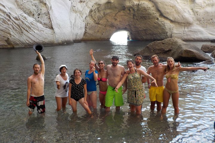 Seiltur for små grupper på Milos, Hellas, som utforsker sjøgrotter og svømmer i krystallklart vann, foto 18 | wizardtrip