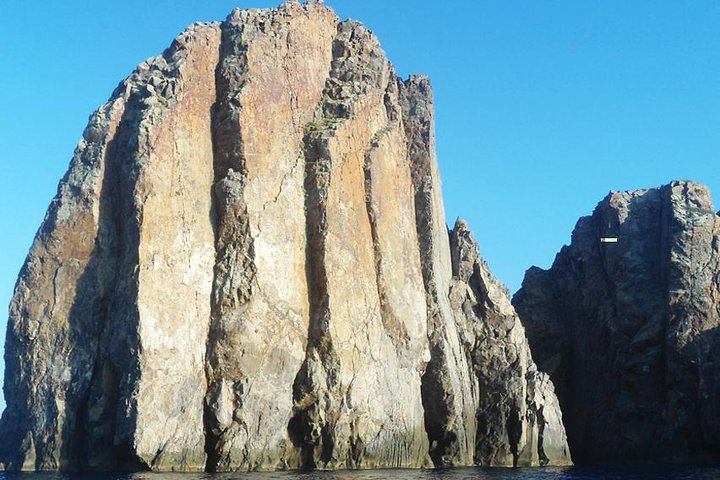 Seiltur for små grupper på Milos, Hellas, som utforsker sjøgrotter og svømmer i krystallklart vann, foto 19 | wizardtrip