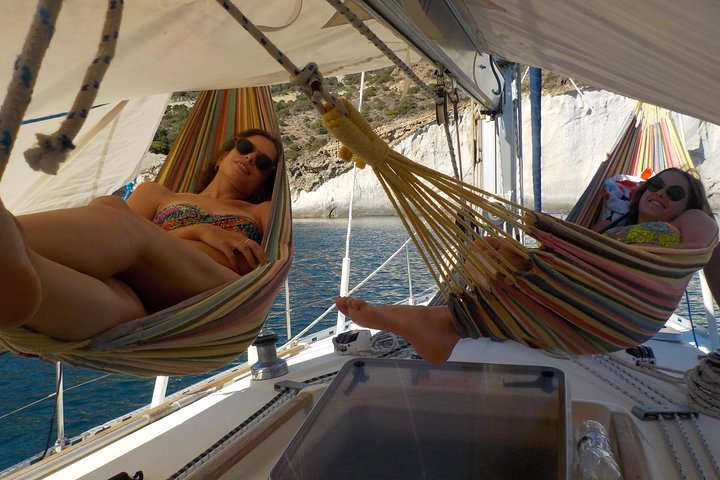 Seiltur for små grupper på Milos, Hellas, som utforsker sjøgrotter og svømmer i krystallklart vann, foto 21 | wizardtrip