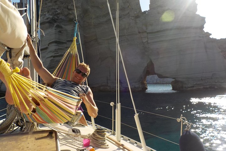 Seiltur for små grupper på Milos, Hellas, som utforsker sjøgrotter og svømmer i krystallklart vann, foto 22 | wizardtrip
