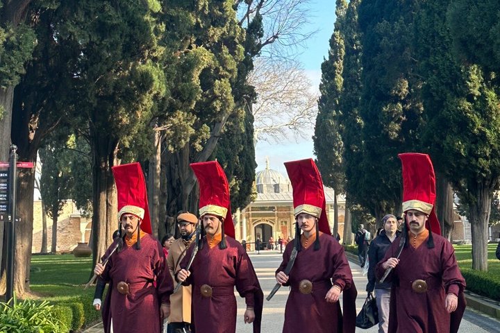 Utforsk Istanbuls ikoniske historiske steder, inkludert den blå moské, Hagia Sophia og Topkapi-palasset, foto 27 | wizardtrip