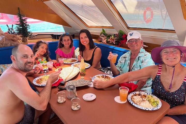 Luxury catamaran sailing trip in Sint Maarten with snorkeling and onboard lunch, photo 18 | wizardtrip