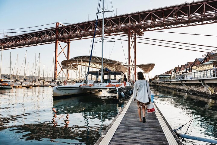 Lisbon: Sunset Catamaran Boat Tour with 1 Drink | wizardtrip