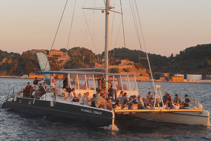 Zonsondergang catamaran boottocht op de Taag in Lissabon, Portugal, met stadsgezichten, foto 11 | wizardtrip