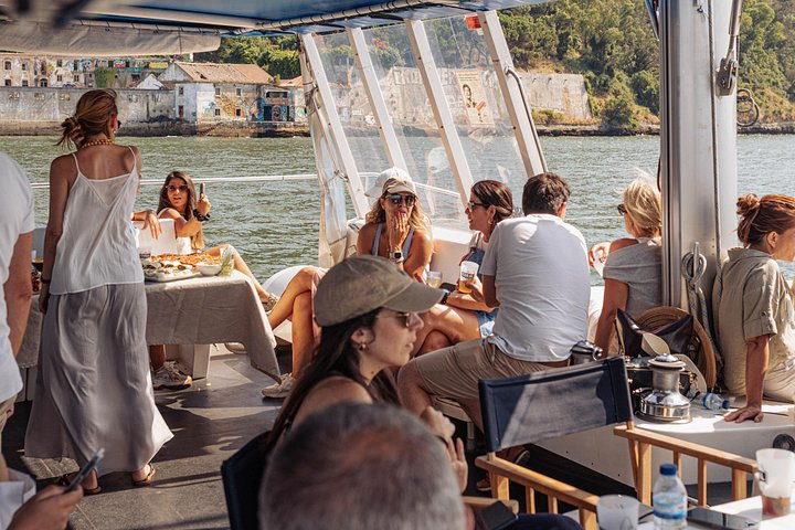 Zonsondergang catamaran boottocht op de Taag in Lissabon, Portugal, met stadsgezichten, foto 12 | wizardtrip