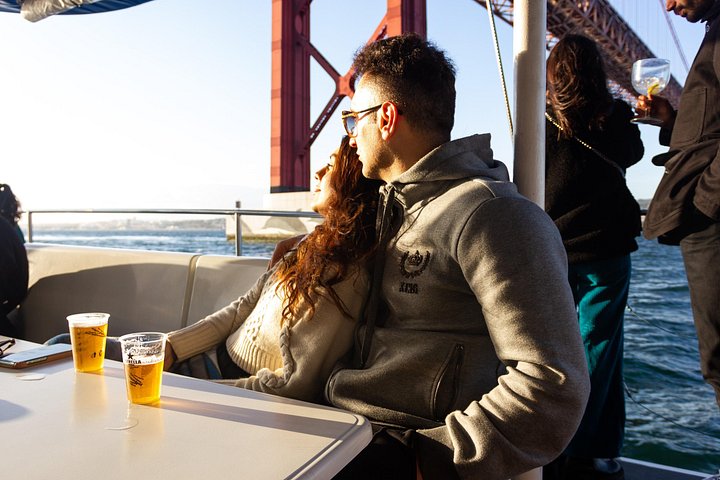 Zonsondergang catamaran boottocht op de Taag in Lissabon, Portugal, met stadsgezichten, foto 14 | wizardtrip