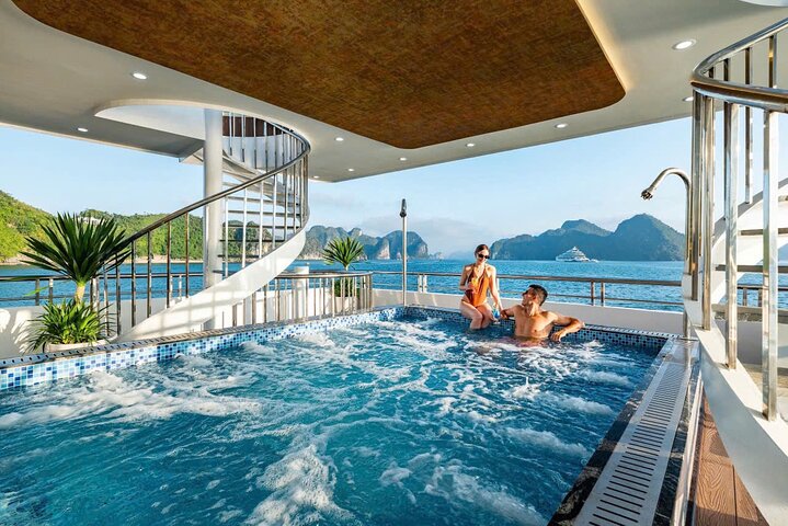 Croisière d'une journée dans la baie d'Halong au départ de Hanoï avec kayak, exploration de grottes et visites d'îles, photo 8 | wizardtrip