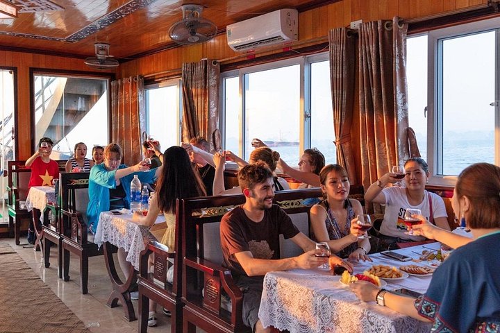 Croisière d'une journée dans la baie d'Halong au départ de Hanoï avec kayak, exploration de grottes et visites d'îles, photo 22 | wizardtrip
