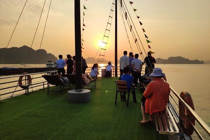 Croisière d'une journée dans la baie d'Halong au départ de Hanoï avec kayak, exploration de grottes et visites d'îles, photo 23 | wizardtrip