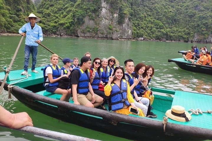 Croisière d'une journée dans la baie d'Halong au départ de Hanoï avec kayak, exploration de grottes et visites d'îles, photo 24 | wizardtrip