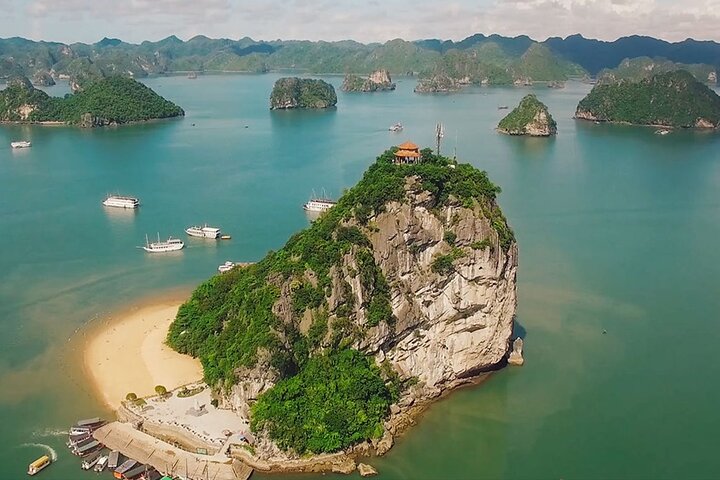Croisière d'une journée dans la baie d'Halong au départ de Hanoï avec kayak, exploration de grottes et visites d'îles, photo 25 | wizardtrip