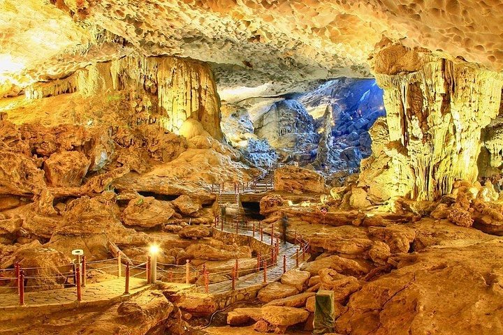Croisière d'une journée dans la baie d'Halong au départ de Hanoï avec kayak, exploration de grottes et visites d'îles, photo 27 | wizardtrip