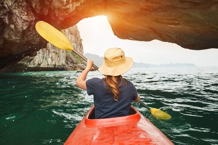 Croisière d'une journée dans la baie d'Halong au départ de Hanoï avec kayak, exploration de grottes et visites d'îles, photo 28 | wizardtrip