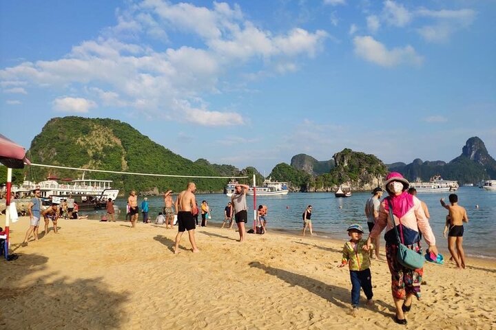 Croisière d'une journée dans la baie d'Halong au départ de Hanoï avec kayak, exploration de grottes et visites d'îles, photo 30 | wizardtrip