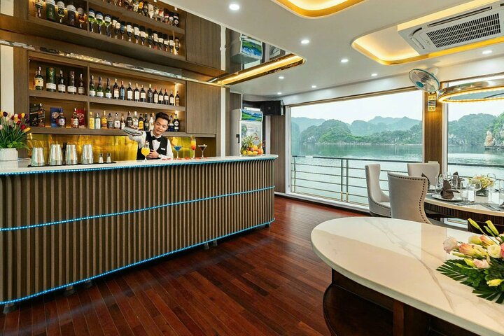 Croisière d'une journée dans la baie d'Halong au départ de Hanoï avec kayak, exploration de grottes et visites d'îles, photo 40 | wizardtrip