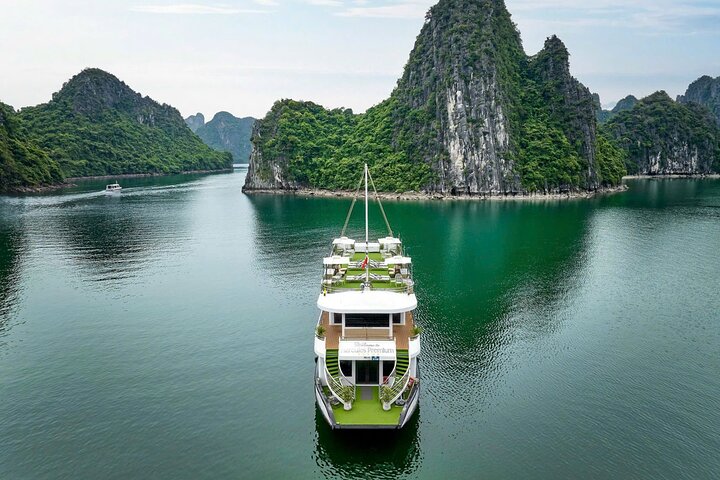 Croisière d'une journée dans la baie d'Halong au départ de Hanoï avec kayak, exploration de grottes et visites d'îles, photo 47 | wizardtrip