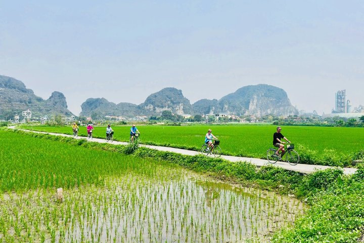 Day trip from Hanoi to Ninh Binh, featuring boat tours, ancient sites, and scenic viewpoints, photo 16 | wizardtrip