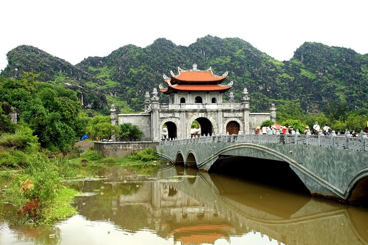 Day trip from Hanoi to Ninh Binh, featuring boat tours, ancient sites, and scenic viewpoints, photo 26 | wizardtrip