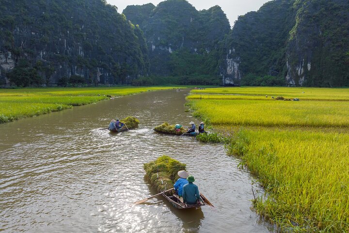 Day trip from Hanoi to Ninh Binh, featuring boat tours, ancient sites, and scenic viewpoints, photo 29 | wizardtrip