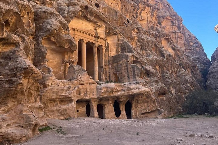 Full day tour from Amman to Petra and Wadi Rum, featuring ancient Nabataean architecture and desert landscapes, photo 20 | wizardtrip