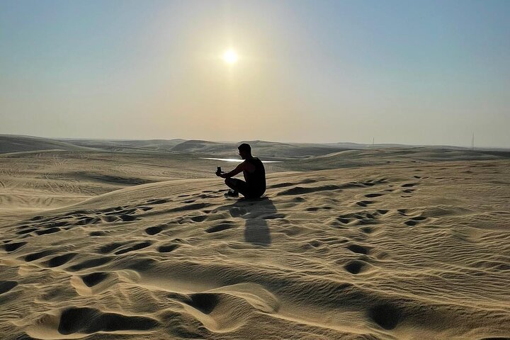 Experimente um emocionante safari no deserto em Doha, Catar, com dune bashing, passeios de camelo e sandboard, foto 8 | wizardtrip