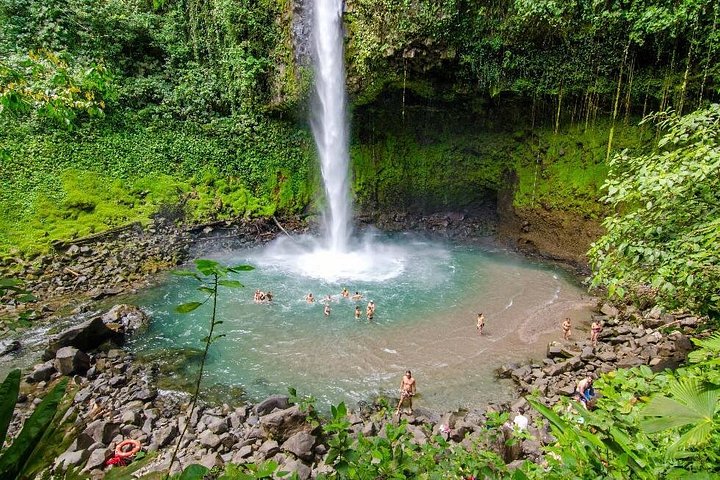 La Fortuna Wasserfall, Arenal Vulkan Wanderung & Heiße Quellen Tour | wizardtrip