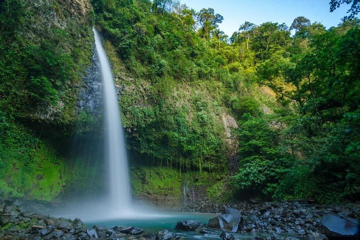 Een dagtour in La Fortuna, Costa Rica, met een waterval, vulkaanwandeling en warmwaterbronnen, foto 8 | wizardtrip