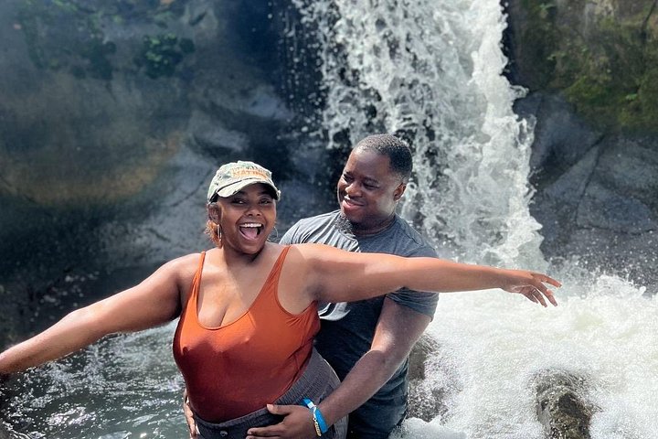 Esplora gli scivoli d'acqua naturali e le cascate di El Yunque, seguiti da relax e cibo sulla spiaggia di Luquillo, foto 6 | wizardtrip