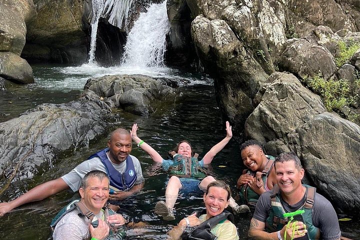 Utforsk den frodige El Yunque regnskog, svøm i naturlige fossefall og nyt lokal mat nær Luquillo Beach, Puerto Rico, foto 11 | wizardtrip