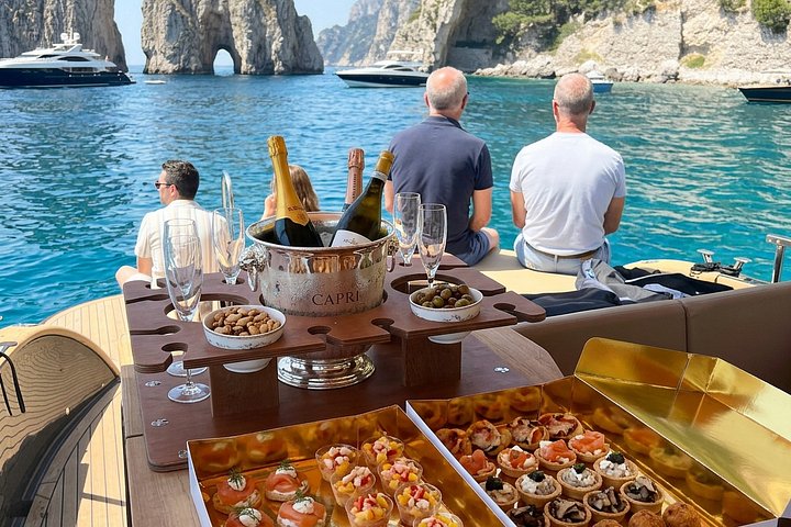 Um passeio de barco premium à volta da ilha de Capri, mostrando as suas grutas, as rochas Faraglioni e a costa deslumbrante, foto 6 | wizardtrip
