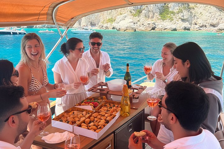 Um passeio de barco premium à volta da ilha de Capri, mostrando as suas grutas, as rochas Faraglioni e a costa deslumbrante, foto 7 | wizardtrip
