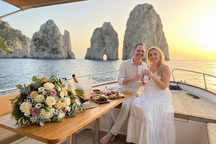 Um passeio de barco premium à volta da ilha de Capri, mostrando as suas grutas, as rochas Faraglioni e a costa deslumbrante, foto 8 | wizardtrip
