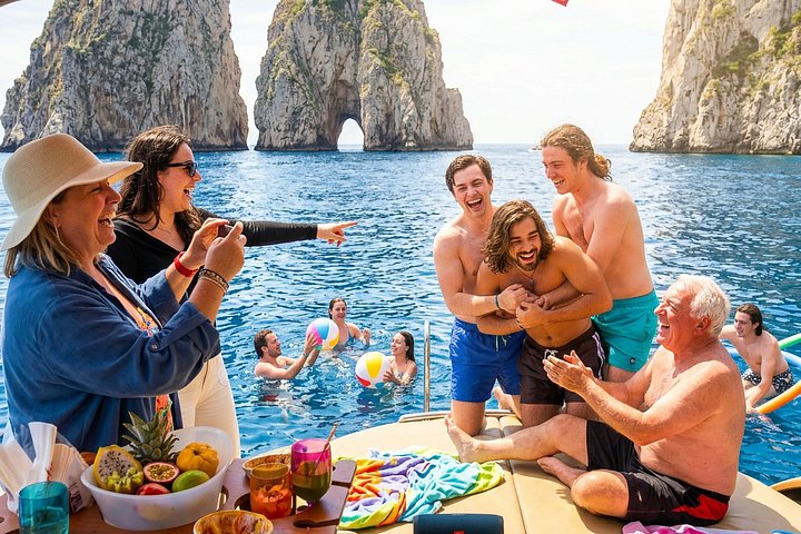 Um passeio de barco premium à volta da ilha de Capri, mostrando as suas grutas, as rochas Faraglioni e a costa deslumbrante, foto 9 | wizardtrip