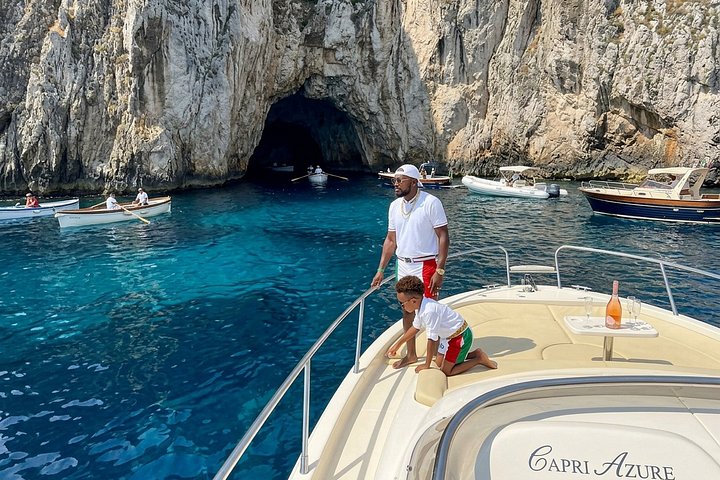 Um passeio de barco premium à volta da ilha de Capri, mostrando as suas grutas, as rochas Faraglioni e a costa deslumbrante, foto 10 | wizardtrip