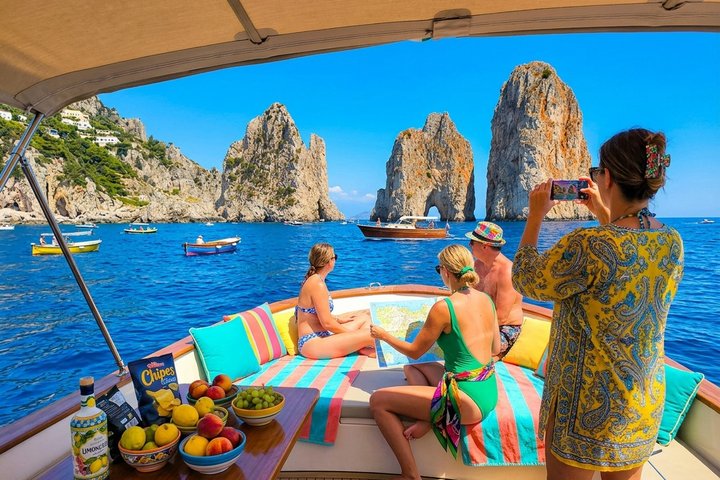 Um passeio de barco premium à volta da ilha de Capri, mostrando as suas grutas, as rochas Faraglioni e a costa deslumbrante, foto 11 | wizardtrip