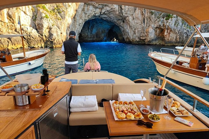 Um passeio de barco premium à volta da ilha de Capri, mostrando as suas grutas, as rochas Faraglioni e a costa deslumbrante, foto 14 | wizardtrip