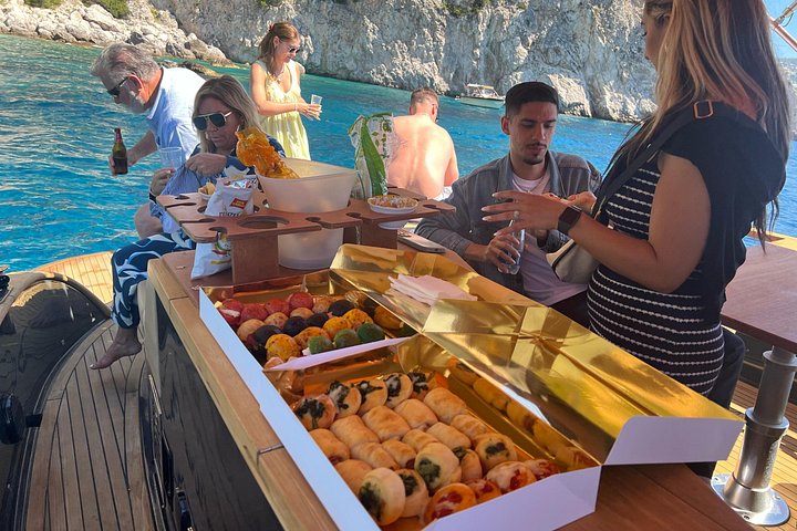 Um passeio de barco premium à volta da ilha de Capri, mostrando as suas grutas, as rochas Faraglioni e a costa deslumbrante, foto 15 | wizardtrip