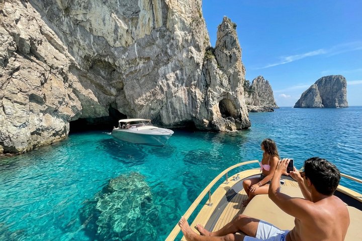 Um passeio de barco premium à volta da ilha de Capri, mostrando as suas grutas, as rochas Faraglioni e a costa deslumbrante, foto 17 | wizardtrip