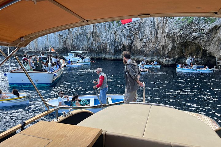 Um passeio de barco premium à volta da ilha de Capri, mostrando as suas grutas, as rochas Faraglioni e a costa deslumbrante, foto 18 | wizardtrip