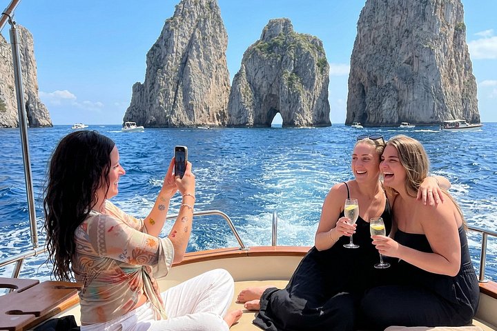 Um passeio de barco premium à volta da ilha de Capri, mostrando as suas grutas, as rochas Faraglioni e a costa deslumbrante, foto 19 | wizardtrip