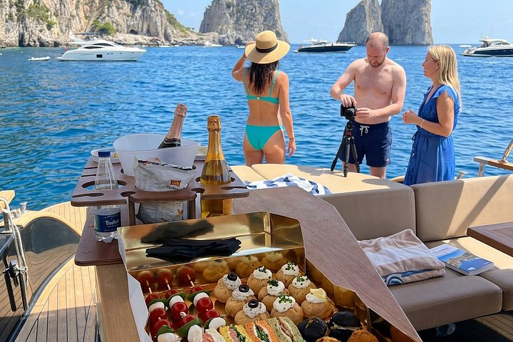 Um passeio de barco premium à volta da ilha de Capri, mostrando as suas grutas, as rochas Faraglioni e a costa deslumbrante, foto 21 | wizardtrip