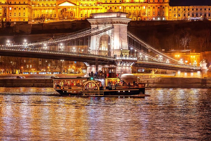 Budapest Donau-Schifffahrt mit dem Dampfer Kisfaludy | wizardtrip