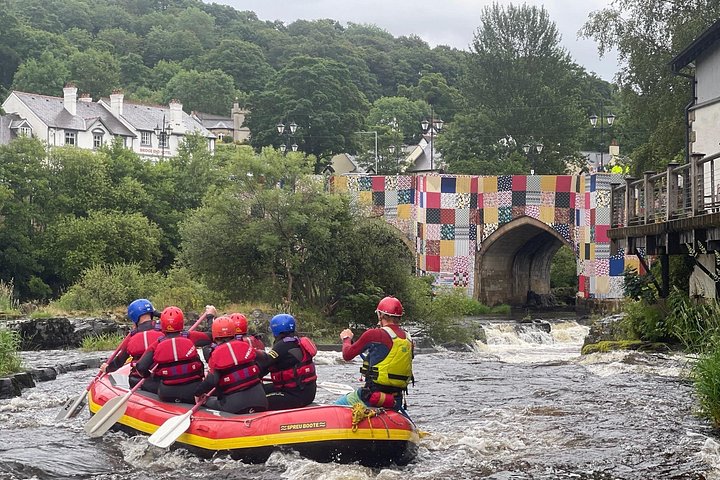 Spannende wildwaterrafting op de River Dee in Llangollen, Wales, foto 2 | wizardtrip