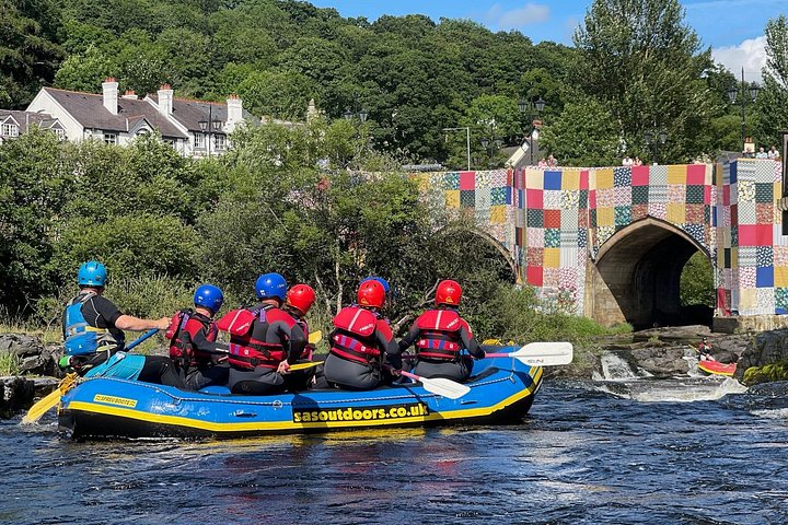 Spannende wildwaterrafting op de River Dee in Llangollen, Wales, foto 4 | wizardtrip