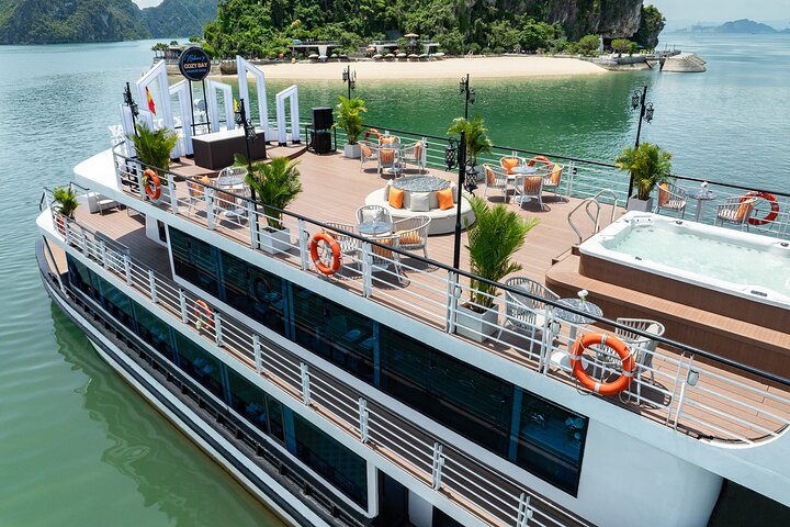 Luxury 5-star day cruise exploring Ha Long Bay, Vietnam, with kayaking and cave visits, photo 12 | wizardtrip