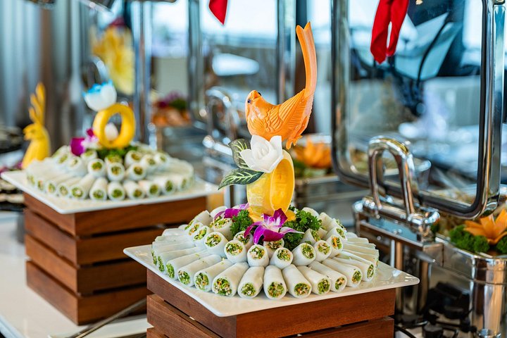 Luxury 5-star day cruise exploring Ha Long Bay, Vietnam, with kayaking and cave visits, photo 15 | wizardtrip