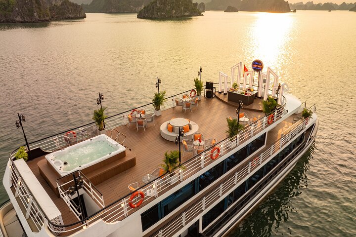 Luxury 5-star day cruise exploring Ha Long Bay, Vietnam, with kayaking and cave visits, photo 22 | wizardtrip