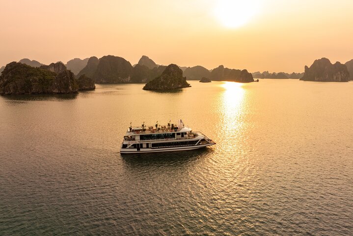 Luxury 5-star day cruise exploring Ha Long Bay, Vietnam, with kayaking and cave visits, photo 23 | wizardtrip