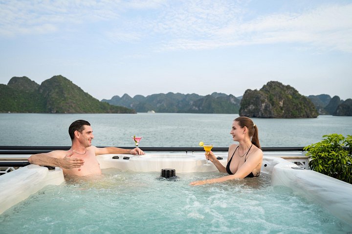 Luxury 5-star day cruise exploring Ha Long Bay, Vietnam, with kayaking and cave visits, photo 28 | wizardtrip